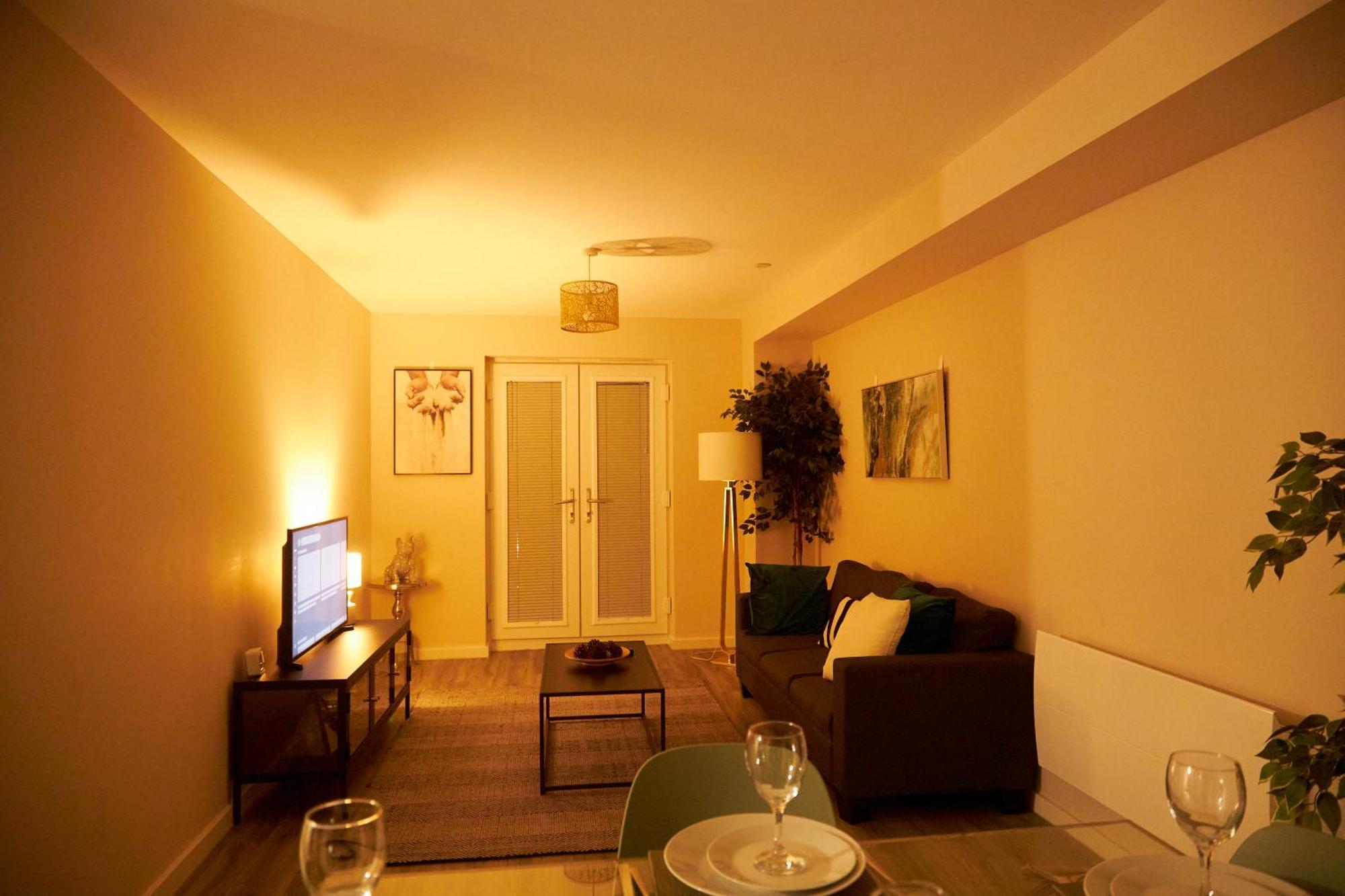 Deluxe And Cozy Two Bedroom With 1 Bathroom And Open Balcony Manchester Ngoại thất bức ảnh